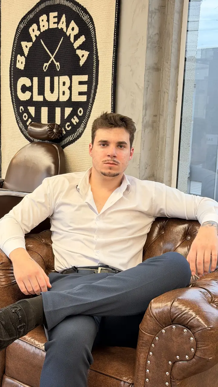 Emerson Chemimm na Barbearia Clube, em Curitiba, onde atende